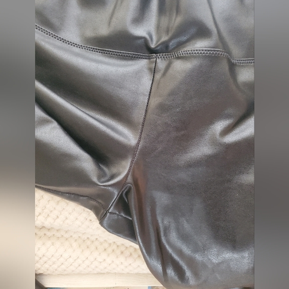 Like new. Wilfred Daria Pants Aritzia faux leather black leggings size small (S) - Picture 5 of 6
